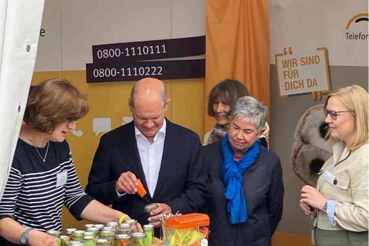 Kanzlerbesuch am Stand der TelefonSeelsorge beim Katholikentag